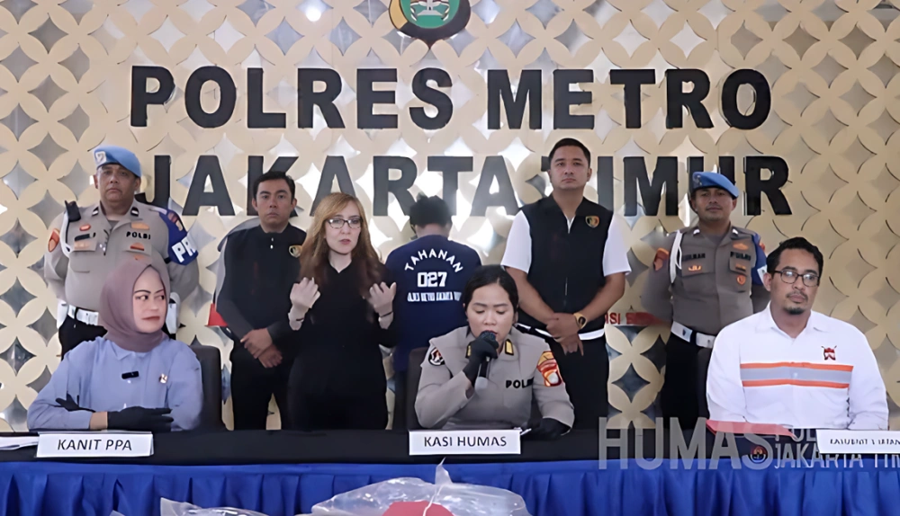 Polres Metro Jakarta Timur menggelar konferensi pers terkait kasus suami bakar istri di Jatinegara. [Instagram]